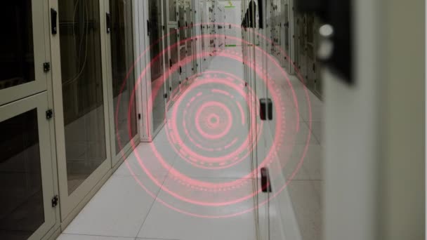 数字生成的红色圆圈在服务器塔的走廊中移动 — 图库视频影像