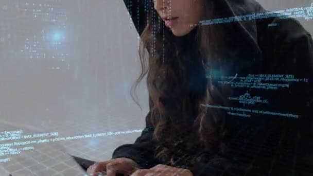 一个年轻的白人女性黑客使用笔记本电脑戴头罩的数字合成 背景显示代码 — 图库视频影像