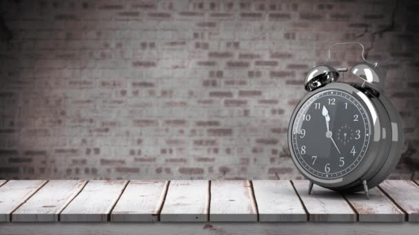 木製のデッキのデジタルで発生した目覚まし時計 レンガの壁の背景 — ストック動画
