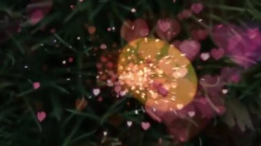 Kalp şeklinde bokeh onu çevreleyen ise çim üzerinde sarı bir Paskalya yumurtası Dijital kompozit