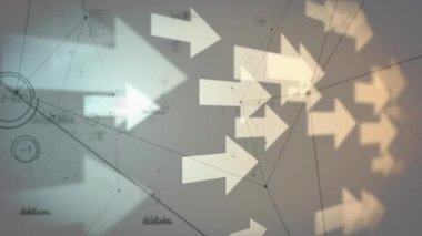 Siyah asimetrik çizgiler ve grafikler arka planda hareket ederken ekran boyunca hareket eden dijital olarak oluşturulan oklar.