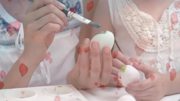 Compuesto Digital Una Madre Hija Pintando Huevos Pascua Con Corazones — Vídeos de Stock