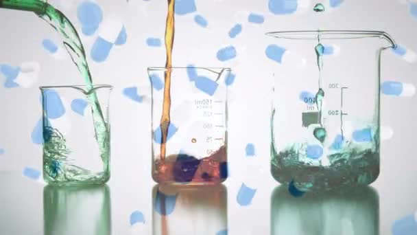 不同尺寸的烧杯的数字复合体用不同颜色的液体填充 胶囊落在背景 — 图库视频影像