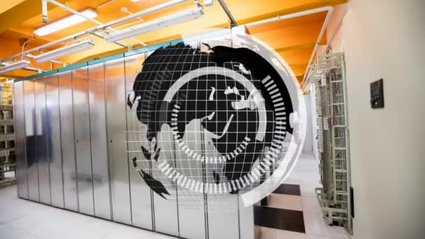 デジタルサークルを使ってデジタルで生成された回転地球儀 ガラス張りのオフィスの背景 — ストック動画