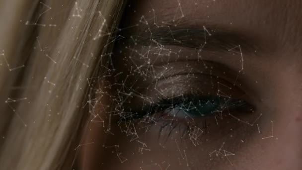 一个成年高加索女性眼睛的数字组合 发光的不对称线条在视频周围移动 — 图库视频影像