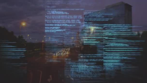 Цифровые Генерируемые Коды Увеличиваются Экране Заднем Плане Изображена Улица Вечером — стоковое видео