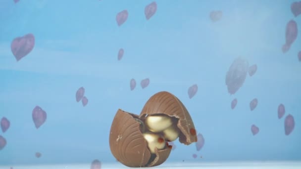 Chocolate Composto Digital Ovo Páscoa Caindo Quebrando Ovos Dourados Menores — Vídeo de Stock