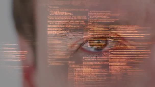 成人白种人男性眼睛的数字合成与发光的数字信息在屏幕上放大的背景 — 图库视频影像