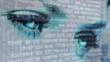 İkili kodları hareketli arka plan ile konsantre kadın gözleri bir çift dijital kompozit.
