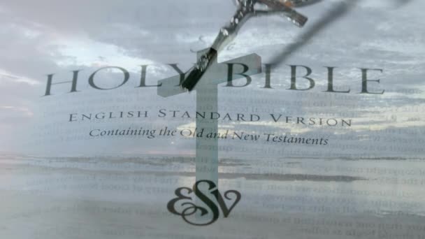 Digitales Kompositum Der Heiligen Bibel Mit Kruzifix Hintergrund Zeigt Den — Stockvideo