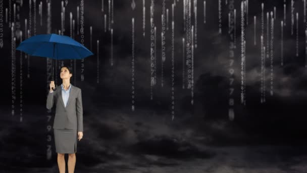 それはバイナリコードを雨が降っている間 傘を使用してスーツを着た若い白人ビジネスウーマンのデジタル生成アニメーション — ストック動画