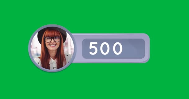 一个灰色盒子的数字动画 在一个红头发的女人旁边 戴着绿色背景4K的眼镜 数字越来越多 — 图库视频影像