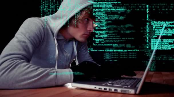 Närbild Kaukasisk Manlig Hacker Klädd Hoodie Och Handskar Medan Arbetar — Stockvideo