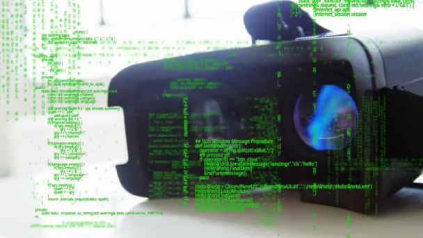 Närbild Ett Virtuellt Reality Headset Ett Bord Med Gränssnitts Koder — Stockvideo