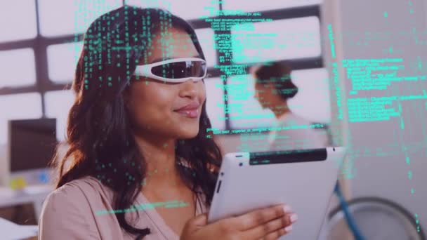 Вид Сбоку Черную Женщину Гарнитуре Виртуальной Реальности Офисе Пока Программные — стоковое видео