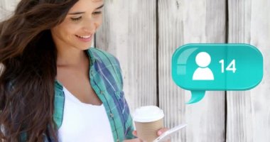 Sayılarla dolu bir insan ikonunun yanında tahta duvara yaslanmış beyaz bir kadının yan görünümü. O telefon kontrol ve numaraları 4k artarken kahve içiyor