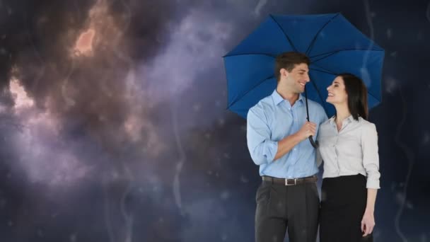 雨の下で傘を持った幸せなカップルのデジタルアニメーション どちらも会社の服を着ている — ストック動画