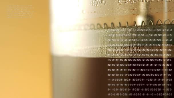 棕色背景的葡萄酒压榨机特写 二进制代码在玻璃上运行 — 图库视频影像