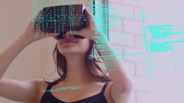 程序代码移动的数字动画和一位戴着虚拟现实耳机的白种妇女 — 图库视频影像