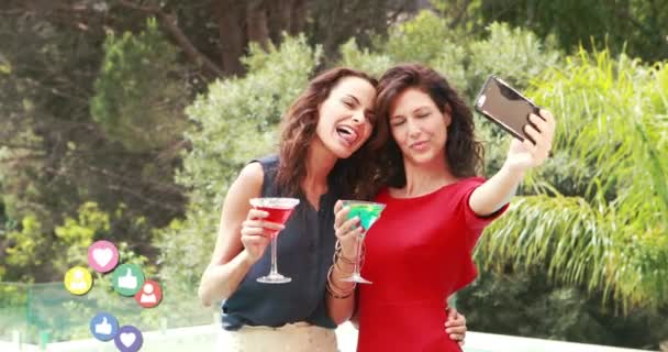 Vista Frontal Dos Damas Caucásicas Tomando Una Selfie Mientras Beben — Vídeo de stock