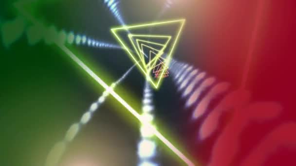 グラデーションの緑と赤色の輝く光を持つ三角形のワームホールを旅するデジタルアニメーション — ストック動画