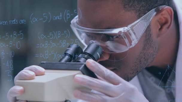 Крупным Планом Два Учёных Очереди Изучают Микроскоп Первый Ученый Афро — стоковое видео
