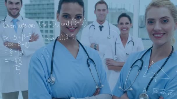 医師と看護師からなる医療チームのクローズアップは 笑顔と腕が交差しながらカメラをフロルポーズ — ストック動画