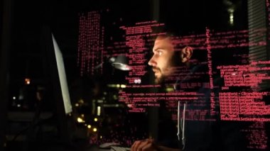 Arayüz kodlarının dijital efektleri ön planda çalışırken bilgisayarda çalışan sinsi bir bilgisayar korsanının yan görünümü