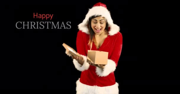 Frau in rotem weihnachtlichem Kapuzenpullover öffnet ihr Geschenk mit einem Weihnachtsgruß-Text neben ihrem 4k