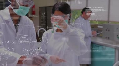 Bir erkek ve kadın Kafkas bilim adamlarının, ileri bir hareketle ön planda yüzen denklemler ve araştırma makaleleri ile test tüpündeki kimyasalları karıştırması yakın. Diğer iki erkek bilim adamı arka planda tartışırken görülüyor.