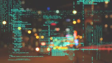 Gece vakti şehir sokaklarının geniş açılı görüntüsü ve arayüz kodları ön planda çalışıyor