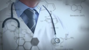 Ön planda çalışan kimyasal denklemler ile gülümseyen bir doktorun yakın çekim