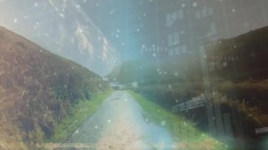 Ön planda çalışan ekranlarda arayüz kodları ile bir dere yanında bir iz drone çekim