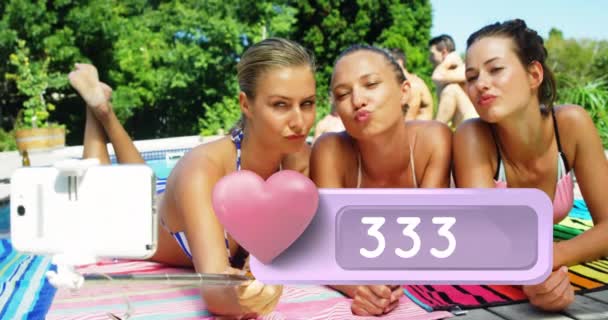 3人の白人女性がビーチに横たわってセルフをタックアップ 数が増加する紫色のカウントボックス内のハートアイコンのデジタルアニメーションは フォアグラウンド4Kにあります — ストック動画
