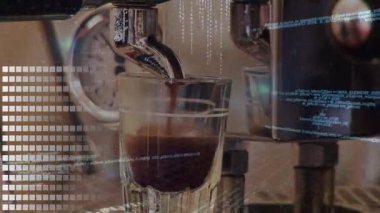 Program kodları arka planda çalışırken kahve dağıtan bir kahve makinesinin kapatılması