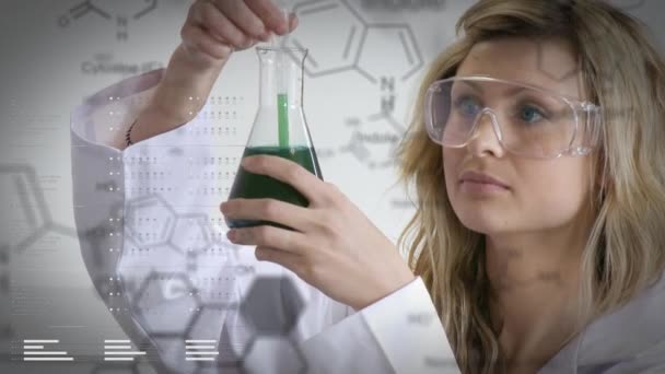 Zbliżenie Kobiet Kaukaski Naukowiec Mieszania Chemikaliów Kolbie Klip Efekty Cyfrowe — Wideo stockowe