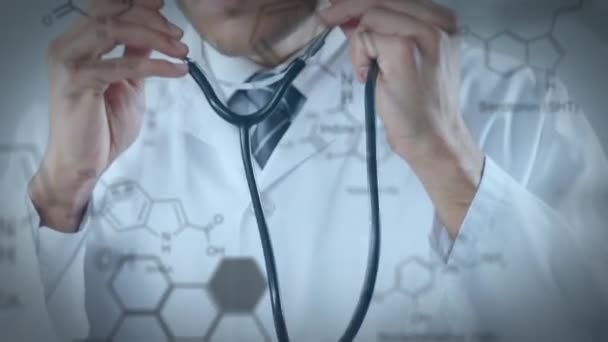 聴診器を使用して白人医師のクローズアップ 化学方程式は前景で実行されています — ストック動画