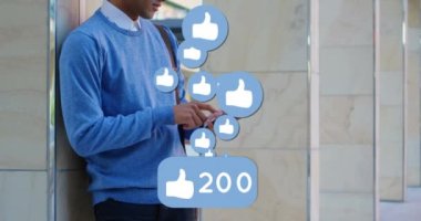 Gözlük takan İspanyol bir adamın yan görünümü beğeni sayısının arkasında duruyor ve simgeler gibi süzülüyor. Telefonunu kontrol ediyor ve numaralar 4k artarken yukarı bakıyor.