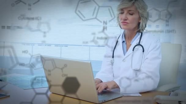 一名女医生在打电话时在笔记本电脑上打字 背景中充满了化学方程 — 图库视频影像