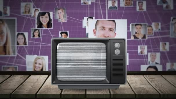 回転する地球儀が画面上に点滅するテレビのデジタルアニメーションは 木製の板の上にあります 異なる人種の人々のクローズアップ写真は 紫色の背景で一緒にリンクされています — ストック動画