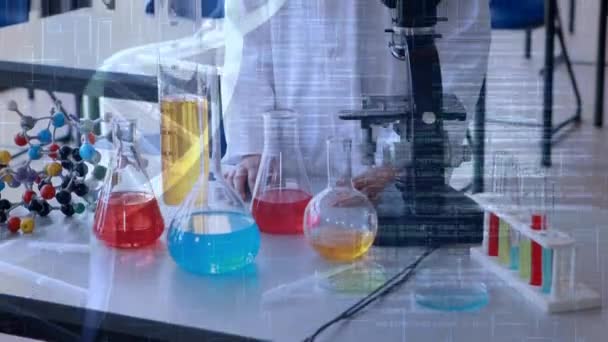 Вид Кавказького Студента Жіночої Статі Посміхаючись Камеру Хімічними Речовинами Столі — стокове відео