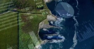 Ön planda 4k grafikler ve istatistiklerin dijital animasyon ile bir kıyı şeridi üst görünümü