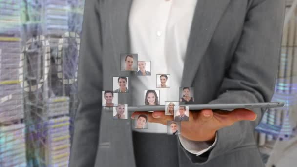 비즈니스 연결을 나타내는 태블릿 주위에 떠있는 프로필 사진의 디지털 합성을 — 비디오