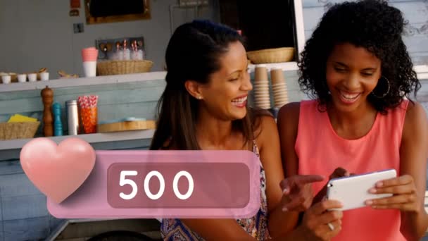 Vista Frontal Dos Mujeres Negras Sosteniendo Teléfono Icono Del Corazón — Vídeos de Stock