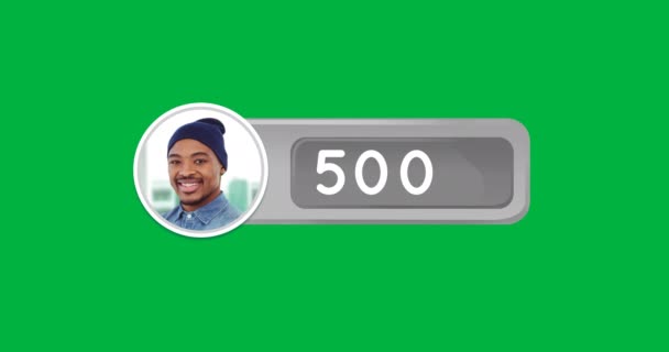灰色の箱の数字を数えるアニメーションと緑の背景4Kにビーニー帽子をかぶった黒人男性のトリミングされた写真 — ストック動画