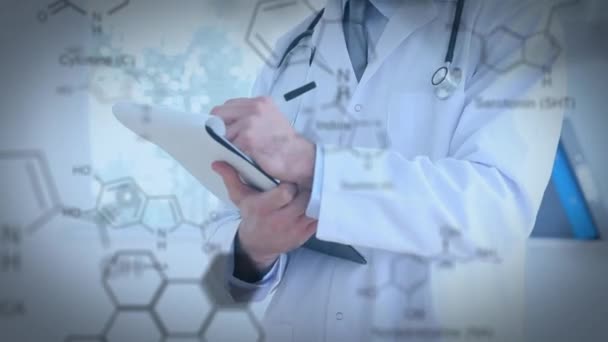 Zbliżenie Się Lekarza Pisząc Schowka Cyfrowymi Efektami Równań Chemicznych Pierwszym — Wideo stockowe