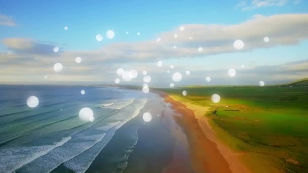 沙滩海岸的高角度 天空晴朗 数字球形灯在前景中运行 — 图库视频影像
