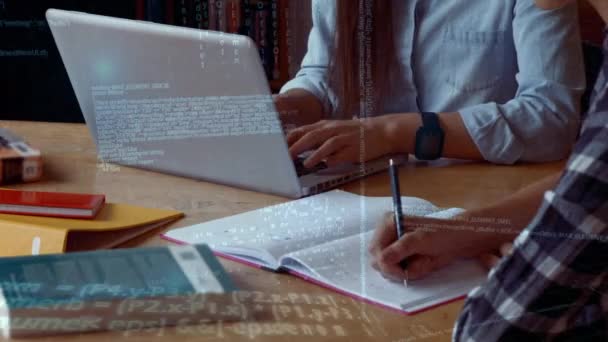 Zbliżenie Biurka Pracy Uczniami Studiującymi Jeden Pracuje Laptopie Drugi Pisze — Wideo stockowe