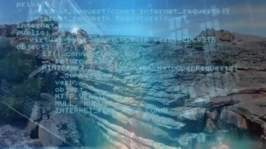 Hareket eden program kodlarının dijital animasyonu ve arka planda geniş bir kaya dağı