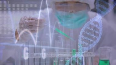 Dna sarmal ön planda dönerken, test tüpünde yeşil bir kimyasal üzerinde çalışırken beyaz bir kadın bilim adamının yakın çekimini yapın.